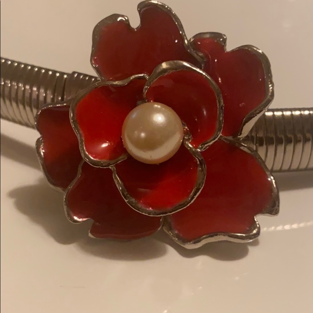 Silver stretch belt with flower broach